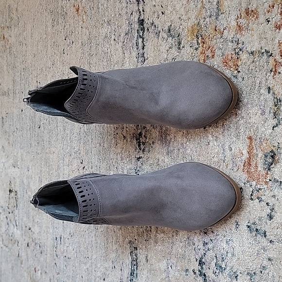 Carlos by Carlos Santana The Marteen Laser Cut Ankle Bootie Gray Suede Size 7 - Picture 7 of 10